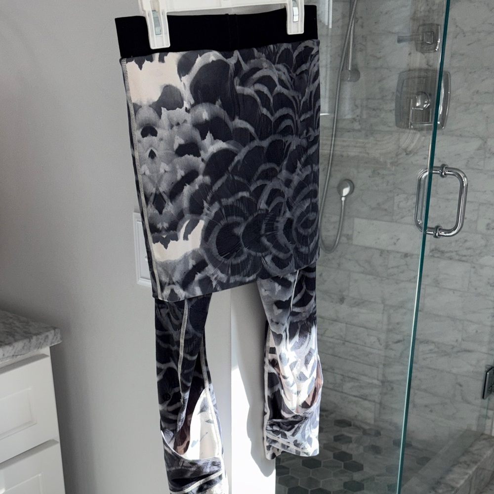Lululemon leggings with a attached skirt size 2, unique pattern